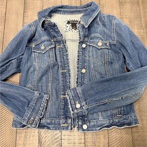 ✨ White House Black Market Denim Jacket – Size 6 – Classic Medium Wash ✨